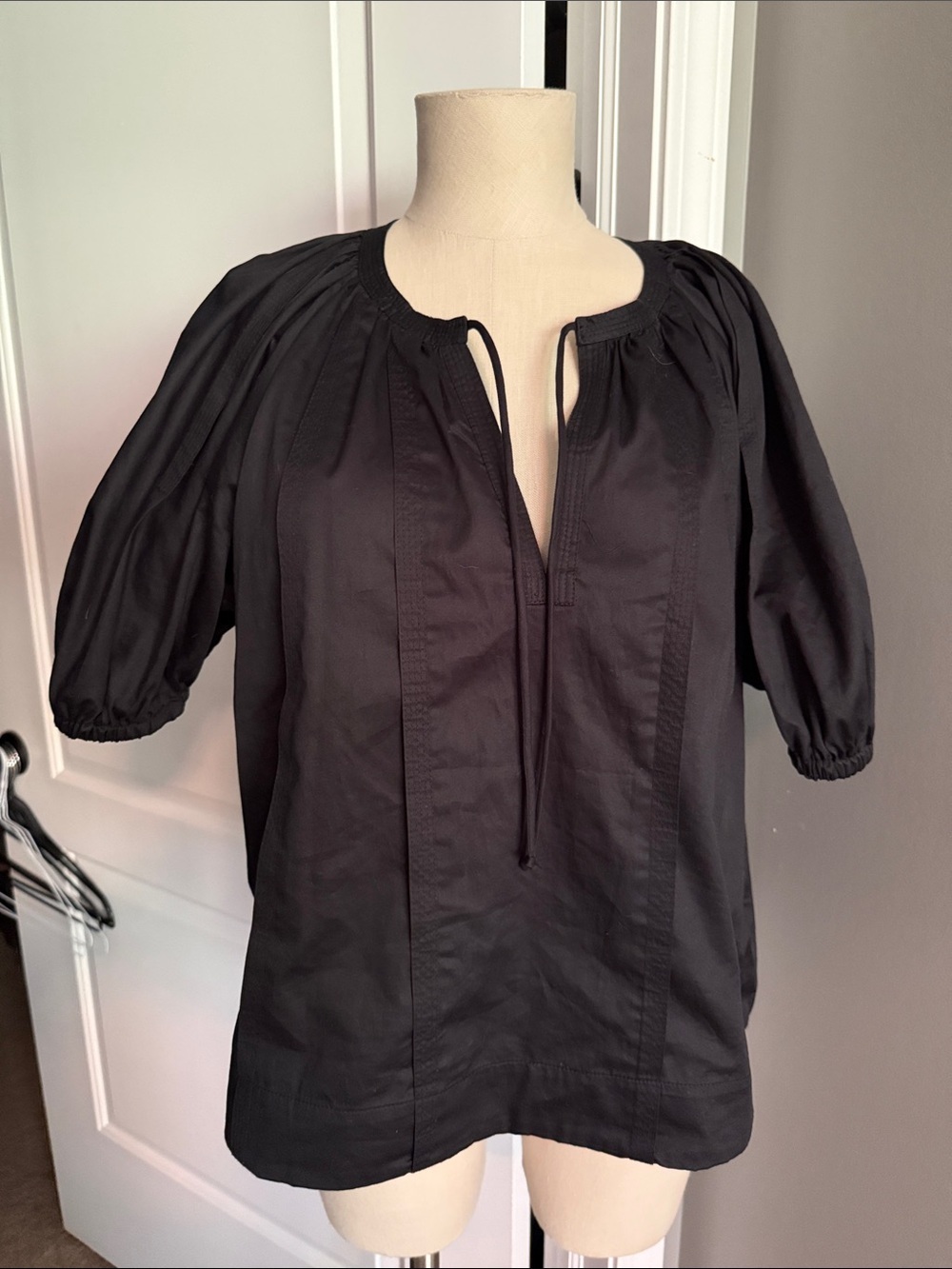 Elle Tahari Black Poplin Tie-Neck Top Blouse Pull over Medium NWOT Puff Sleeve